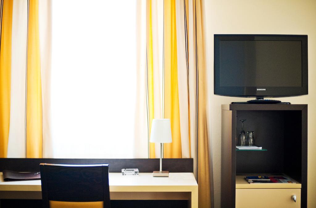 Bristol Hotel - Frankfurt City - Central Station Франкфурт на Майн Екстериор снимка