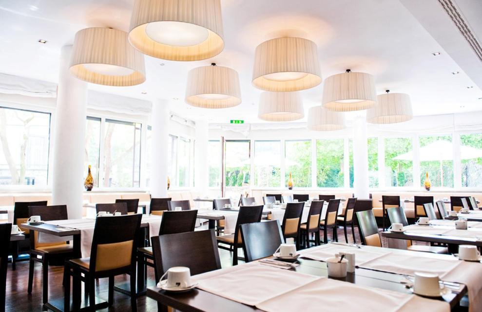 Bristol Hotel - Frankfurt City - Central Station Франкфурт на Майн Екстериор снимка