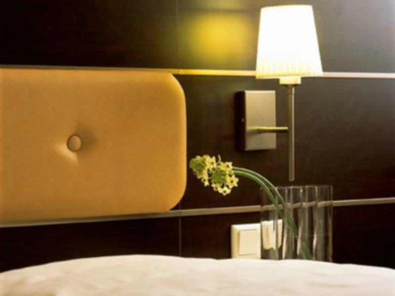 Bristol Hotel - Frankfurt City - Central Station Франкфурт на Майн Стая снимка