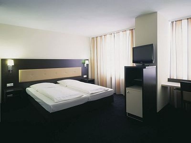 Bristol Hotel - Frankfurt City - Central Station Франкфурт на Майн Стая снимка