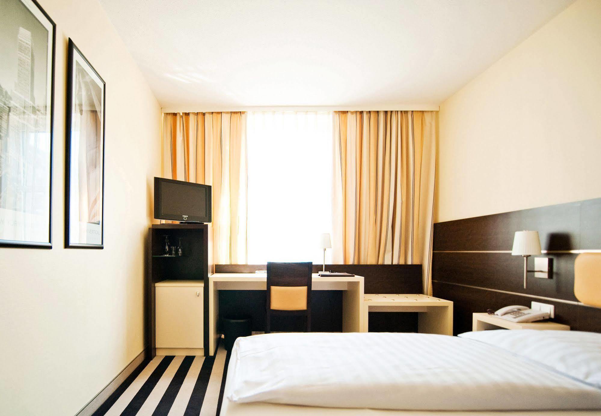 Bristol Hotel - Frankfurt City - Central Station Франкфурт на Майн Екстериор снимка