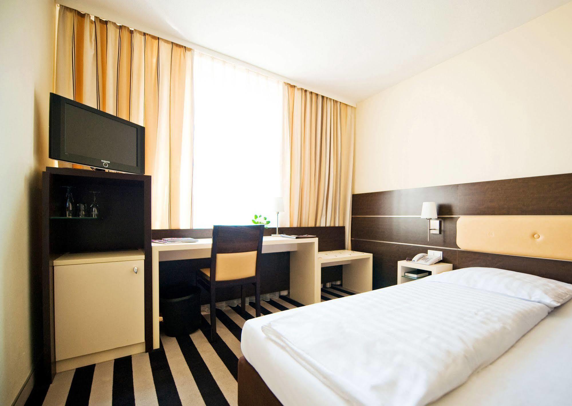 Bristol Hotel - Frankfurt City - Central Station Франкфурт на Майн Екстериор снимка
